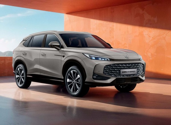 MG HS to najpopularniejszy SUV z Chin. Otrzymał pełną hybrydę i celuje m.in. w Toyotę