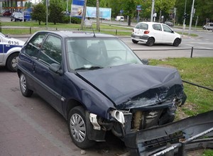 Zajmują miejsca parkingowe nawet latami. Wyjaśniamy, gdzie zgłosić obecność porzuconego pojazdu