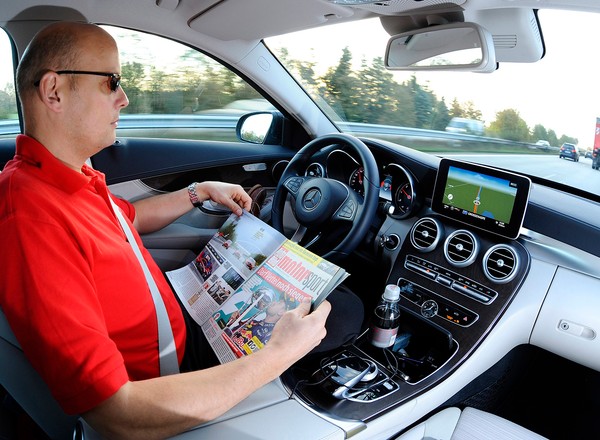 Czy autopilot usypia czujność kierowcy?