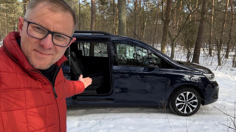 Jedną z charakterystycznych cech multivanów takich jak Renault Kangoo są przesuwne drzwi. To bardzo przydaje się na parkingu