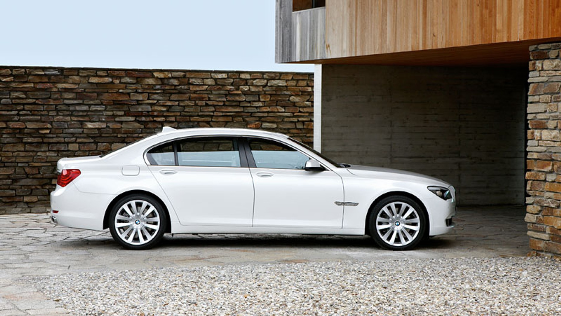 BMW 760i – nowy silnik 6,0 V12 i 8-biegowy automat