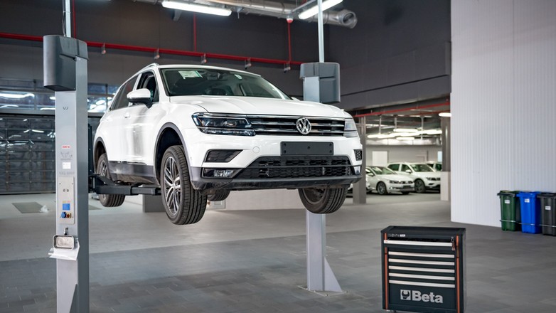 Według aktualnych szacunków problem może dotyczyć nawet ok. 4 mln aut różnych marek koncernu VW – we wszystkich zastosowano te same, wadliwe śruby układu kierowniczego. 