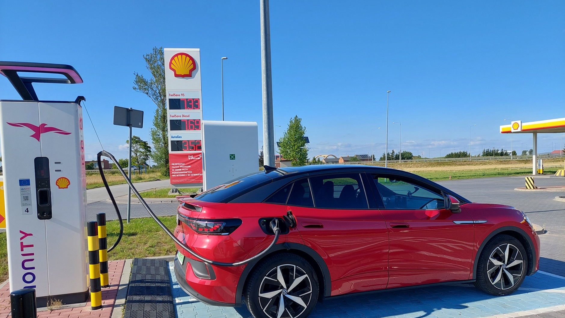 Błyskawiczne ładowanie akumulatora na stacji Ionity 350 kW w Kaszewach Kościelnych (k. Kutna).