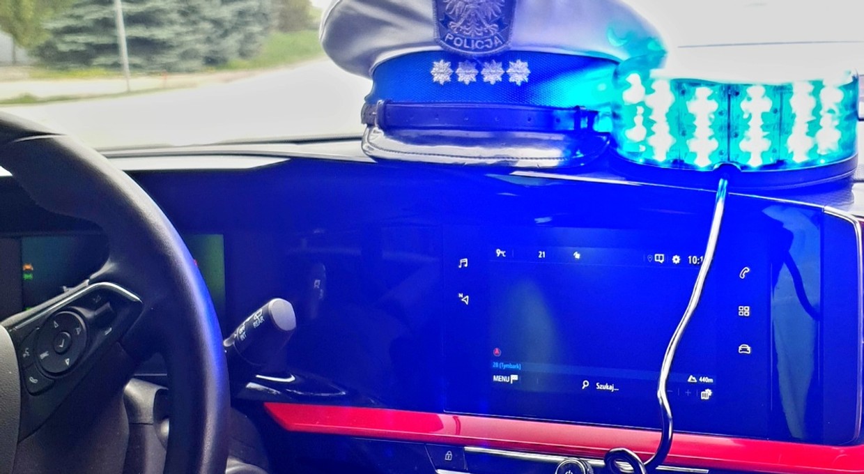 Za bardzo świętował pierwszą komunię. Bez "ręcznego" wjechał w radiowóz