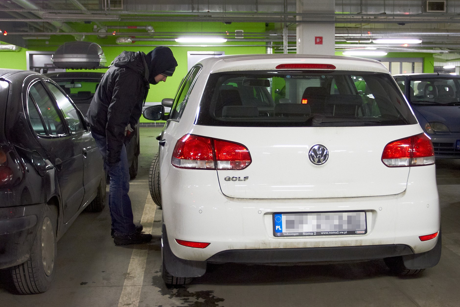 Złodzieje szukają okazji na parkingach. Na koniec wakacji na parkingach łatwo o roztargnienie. Takie osoby łatwo okraść