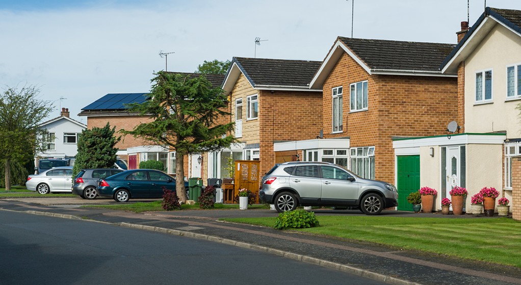 Samochód firmowy zaparkowany pod domem może sugerować wykorzystywanie go do celów prywatnych