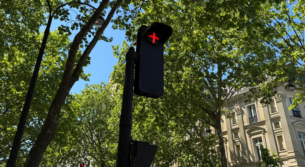 Sygnalizacja świetlna ze świecącym plusem we Francji