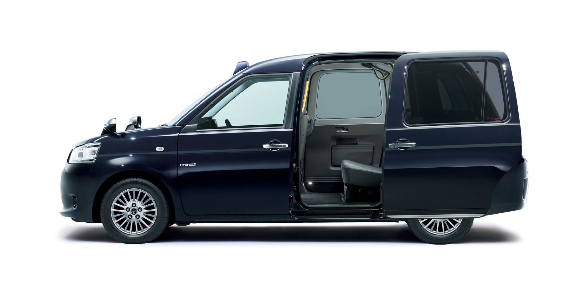 Toyota JPN Taxi została wyposażona w automatycznie odsuwane drzwi. Otwór powiększono na tyle by łatwo było wejść osobom starszym.