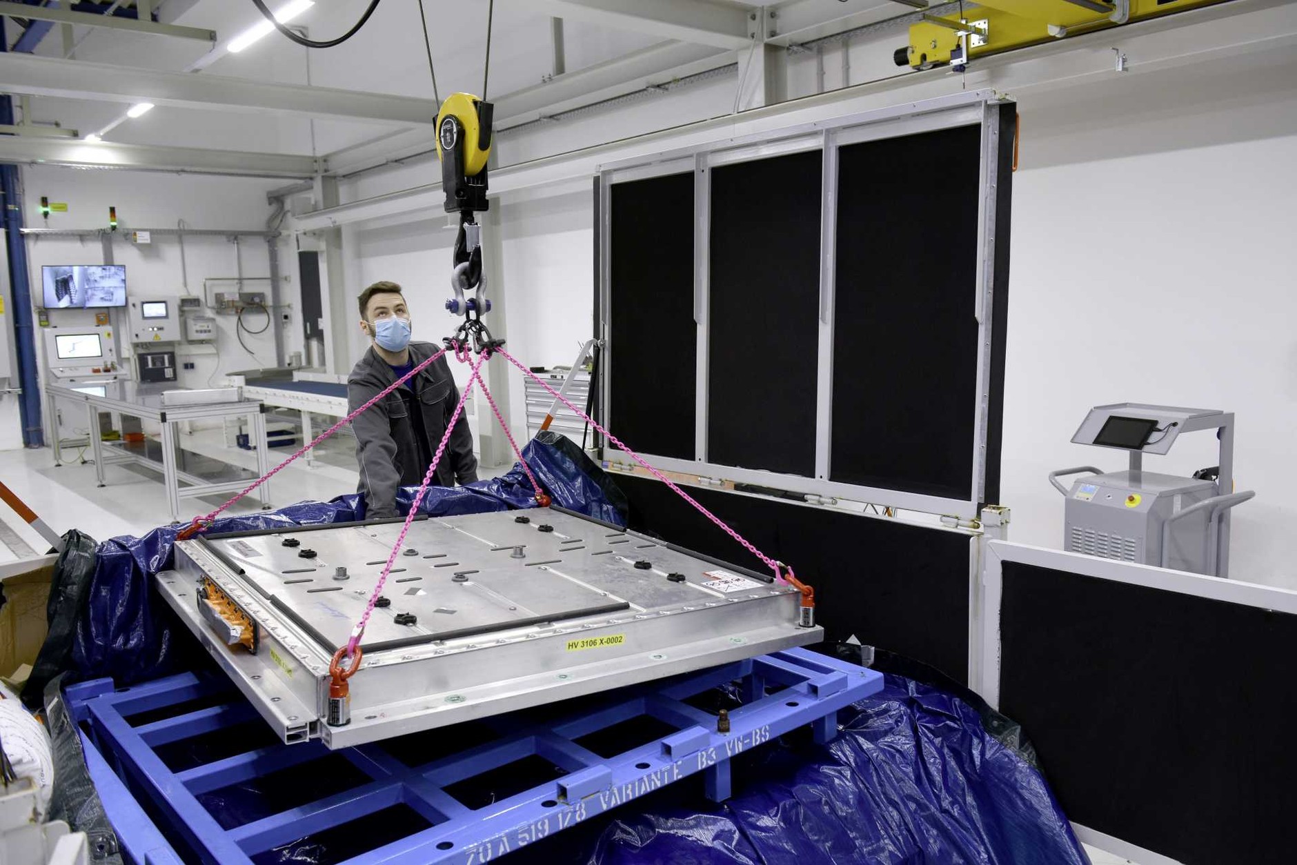 Recykling akumulatorów jest według posłanki Marii Kurowskiej niemożliwy. Najwyraźniej koncerny motoryzacyjne o tym nie wiedzą i inwestują grube miliony w zakłady, które mają odzyskiwać ze zużytych akumulatorów cenne materiały.