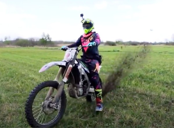 Motocrossowy mistrz Polski niszczy pole i chwali się tym w sieci