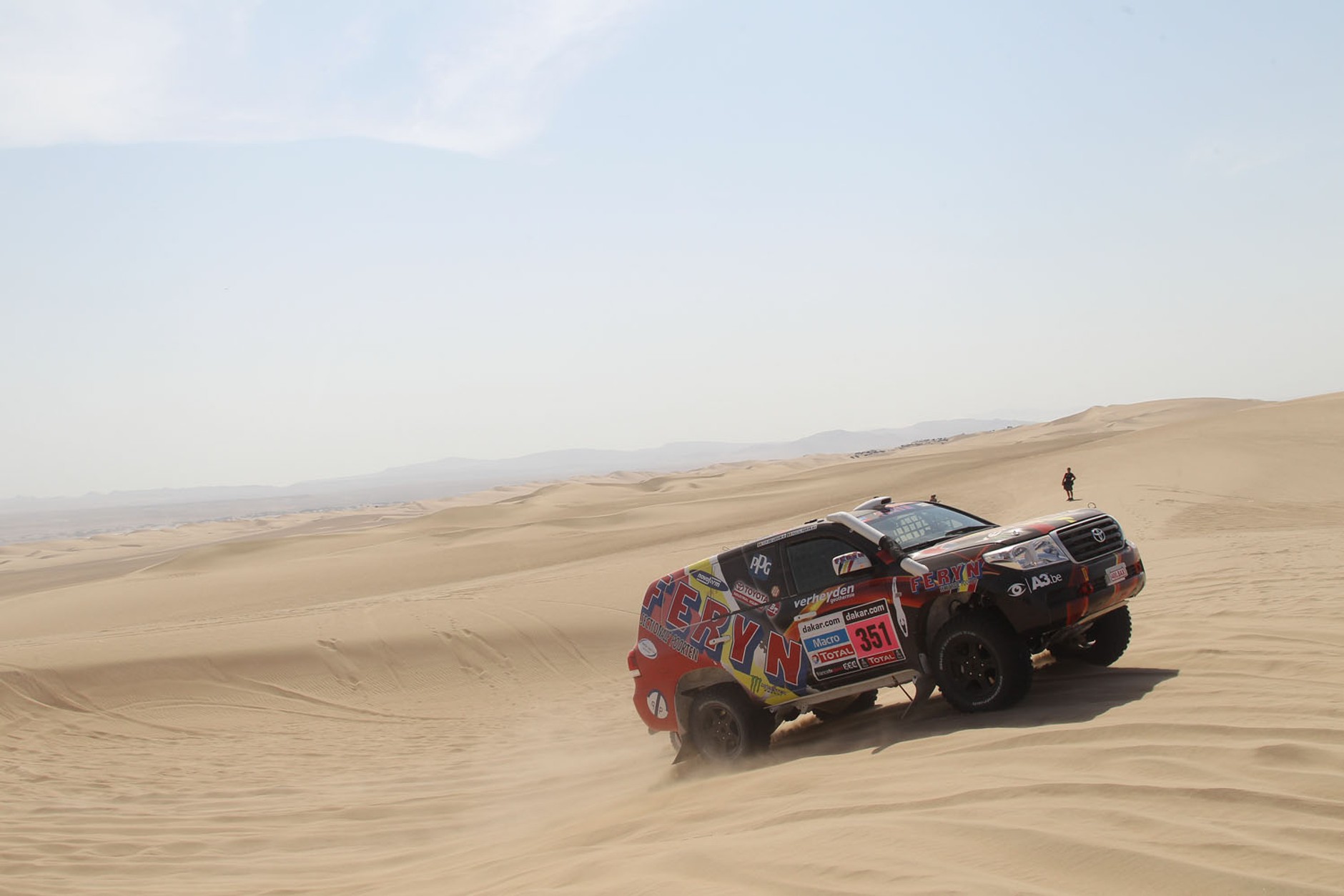 Dakar 2013: Hołowczyc zawiedziony, Sainz utknął na wydmach (2. etap, wyniki, galeria)