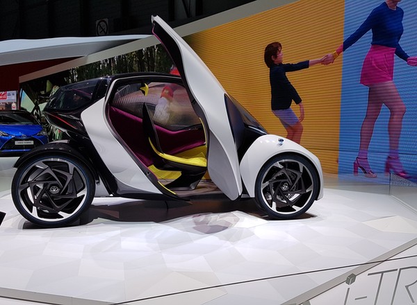 Genewa 2017: Toyota i-TRIL Concept do miasta