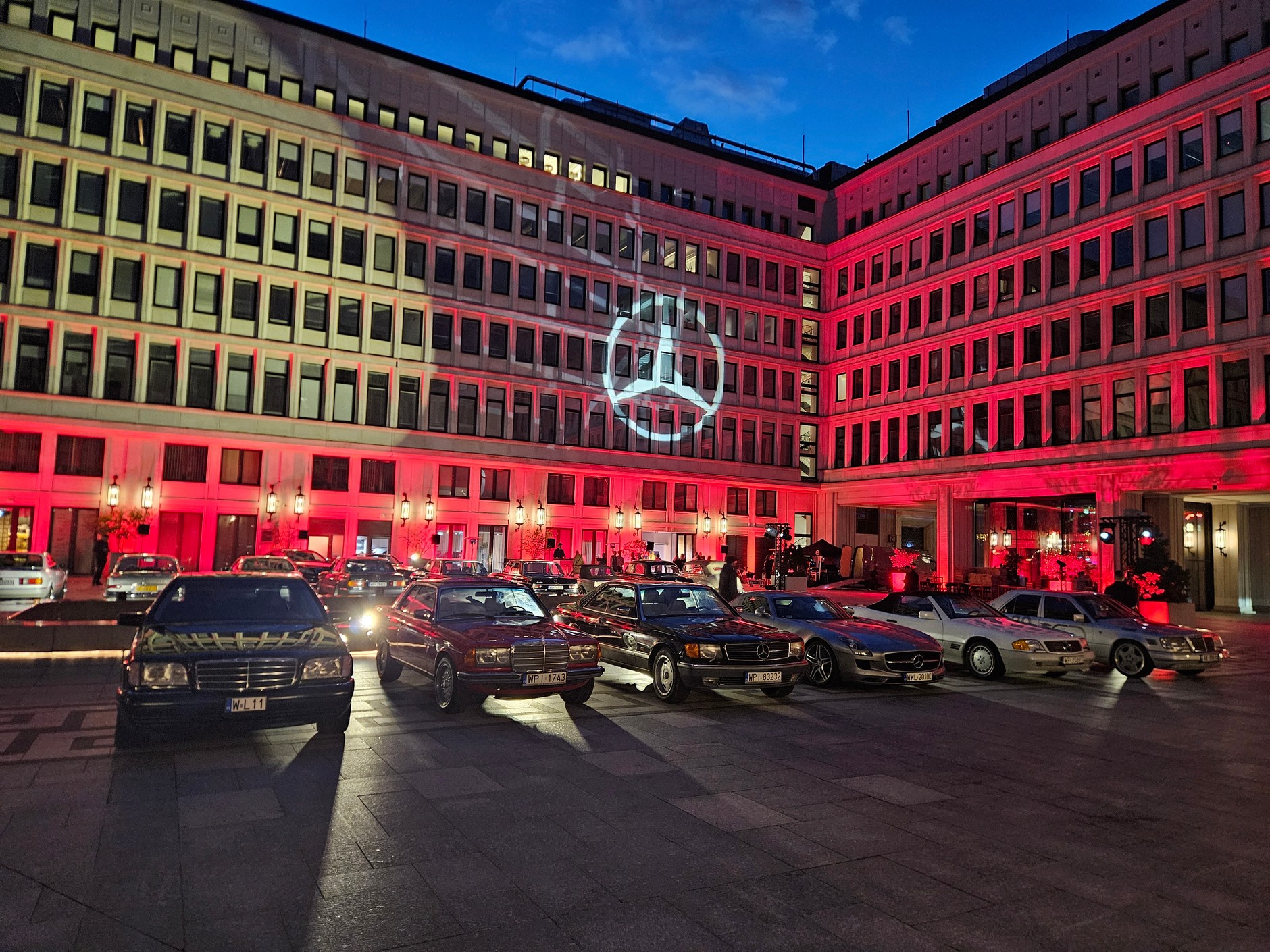 Mercedesy z konwoju „140 Years. 140 Places” w Polsce. W Warszawie na spotkanie z nowymi modelami przyjechali miłośnicy klasycznych Mercedesow. 