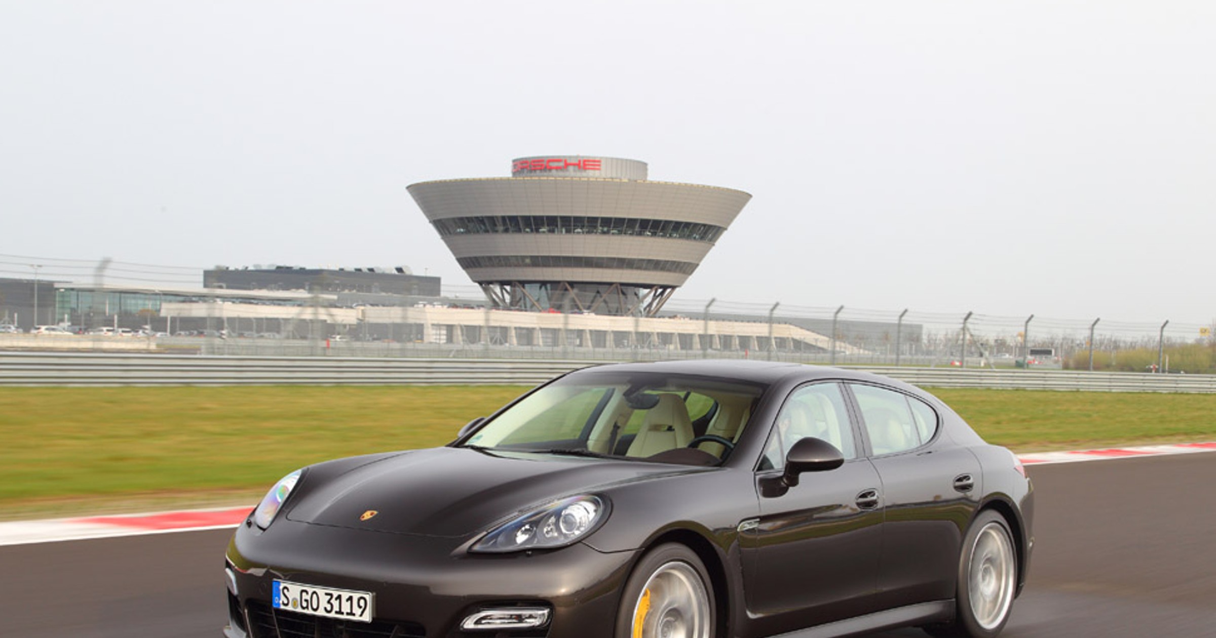 Porsche Panamera Turbo S idealne na tor