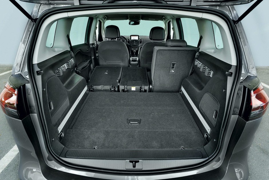 Król vanów pilnie poszukiwany: nowy VW Touran kontra BMW 216d Gran Tourer, Ford Grand C-Max, Opel Zafira Tourer