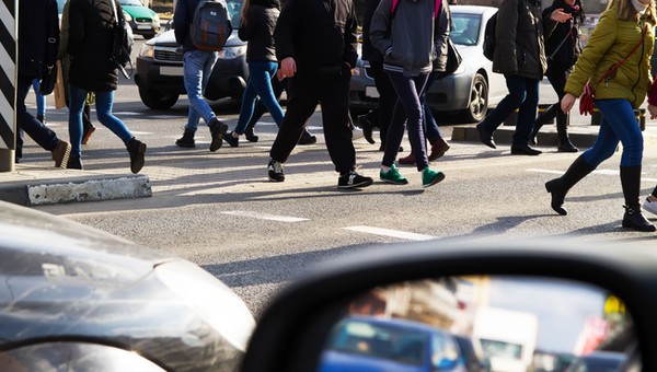 Przejście dla pieszych krok po kroku: oto co może i co musi kierowca, by nie dostać mandatu
