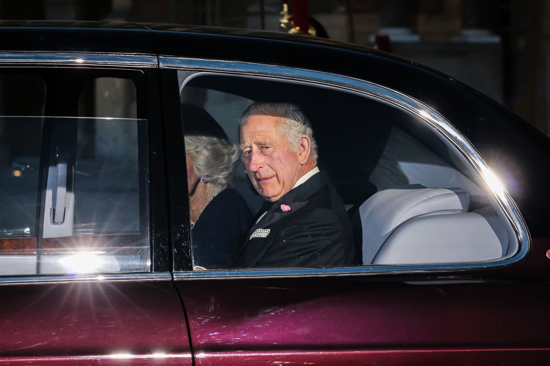 Król Karol III. w królewskim Bentleyu – nowy Lotus został polakierowany w tym samym odcieniu, co oficjalna, reprezentacyjna limuzyna monarchy.