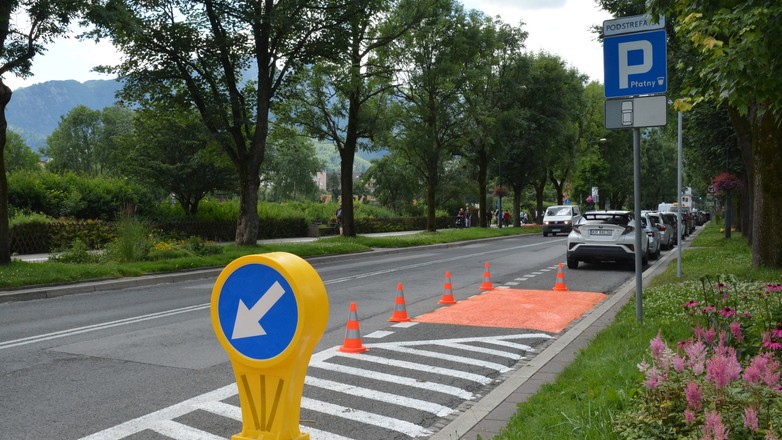 Pomarańczowe miejsca parkingowe