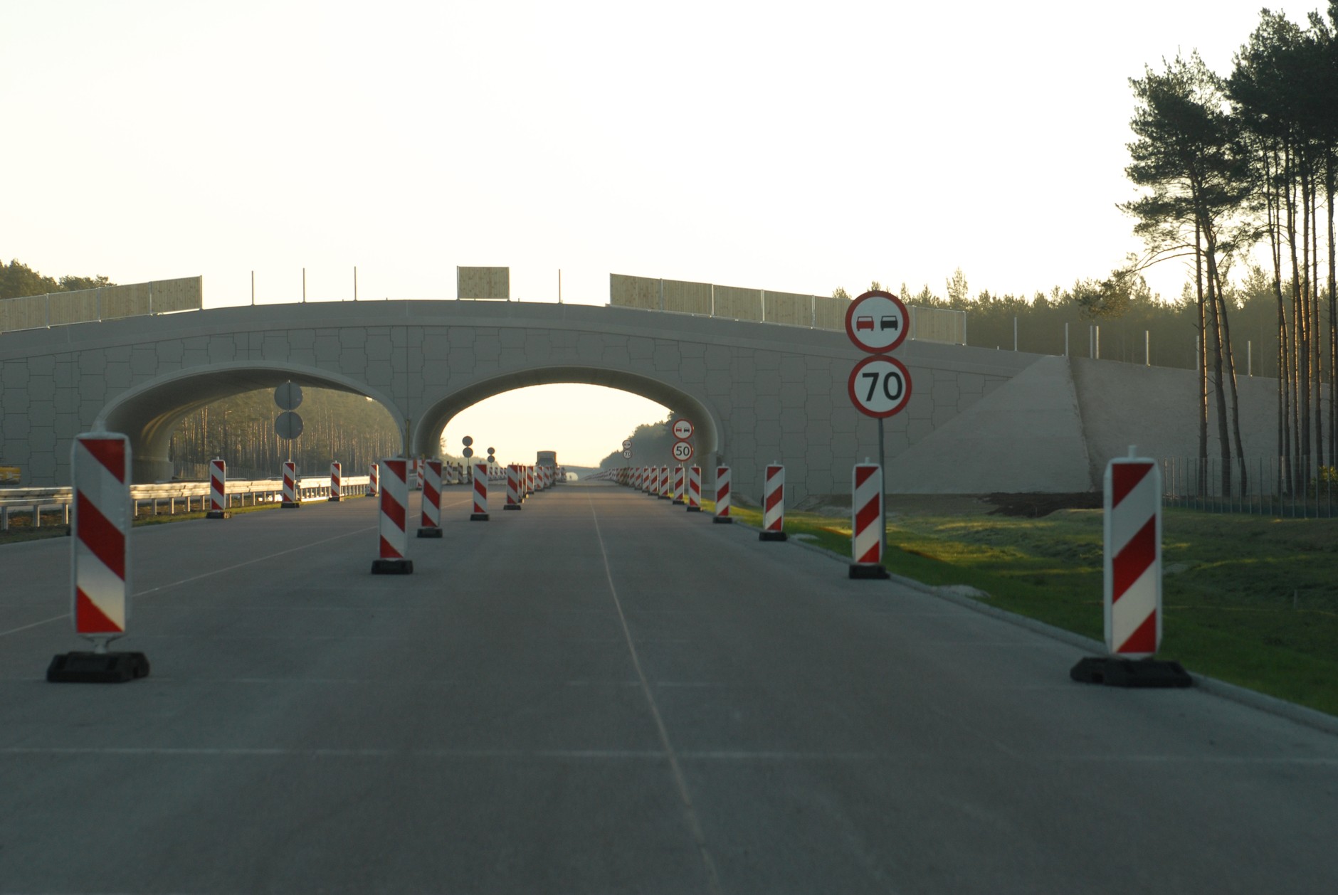 Ograniczenie do 70 km/h. Ale zaraz za nim - do 50 km/h. Jaki procent kierowców uzna je za zasadne na tyle, bo zwolnić?