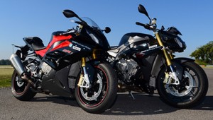 BMW S1000R vs S1000RR - W ciuchach czy na golasa?