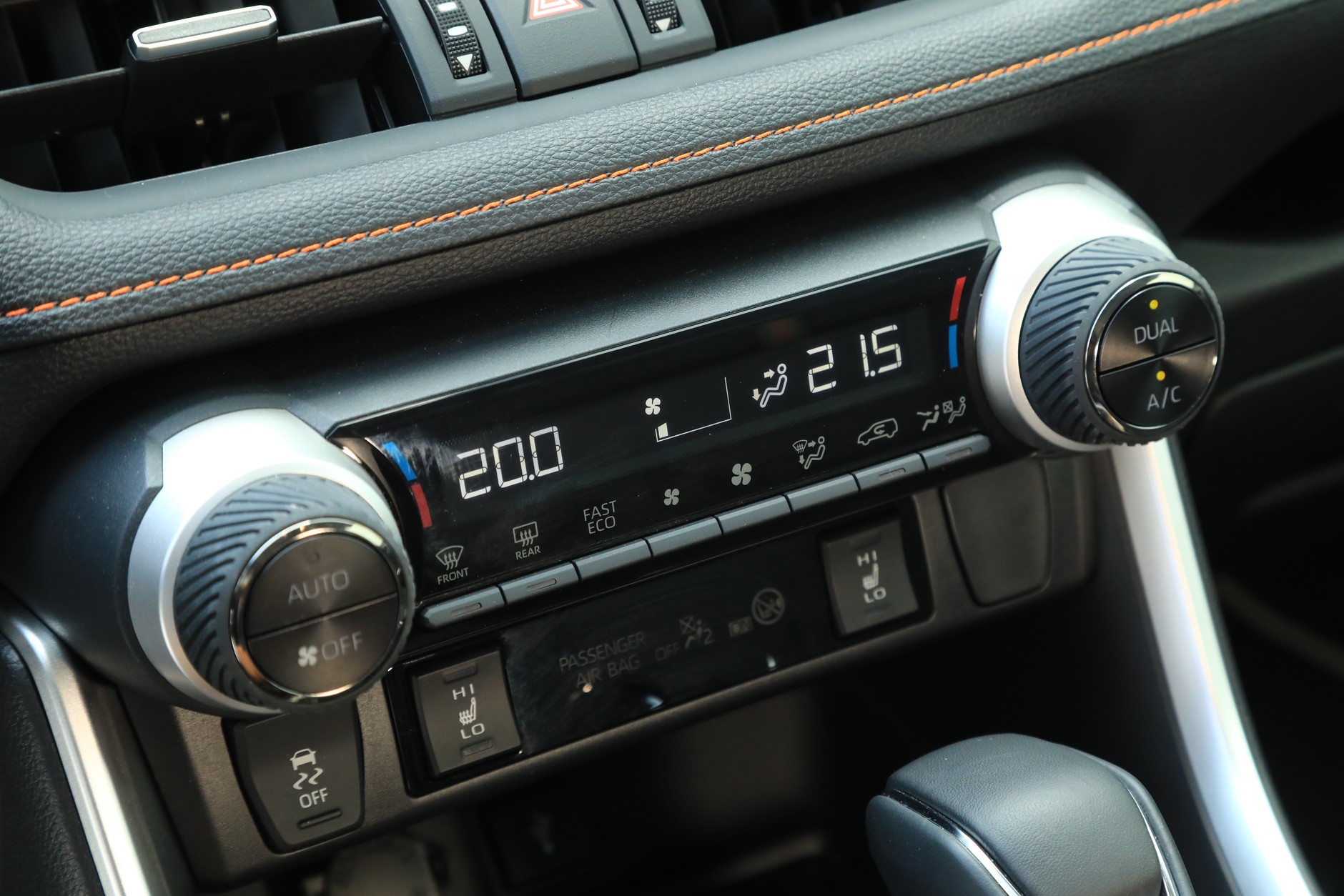 Bezpieczeństwo termiczne zapewnia dwustrefowa klima z dodatkowymi nawiewami na tył kabiny oraz podgrzewane: fotele, kierownica i szyba czołowa.