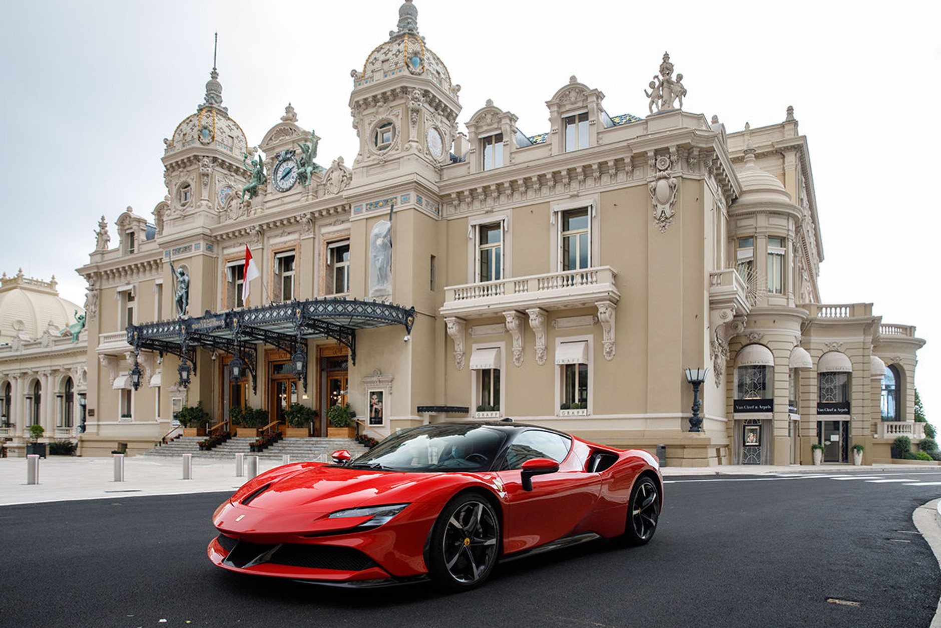 Charles Leclerc w Ferrari SF90 Stradale
