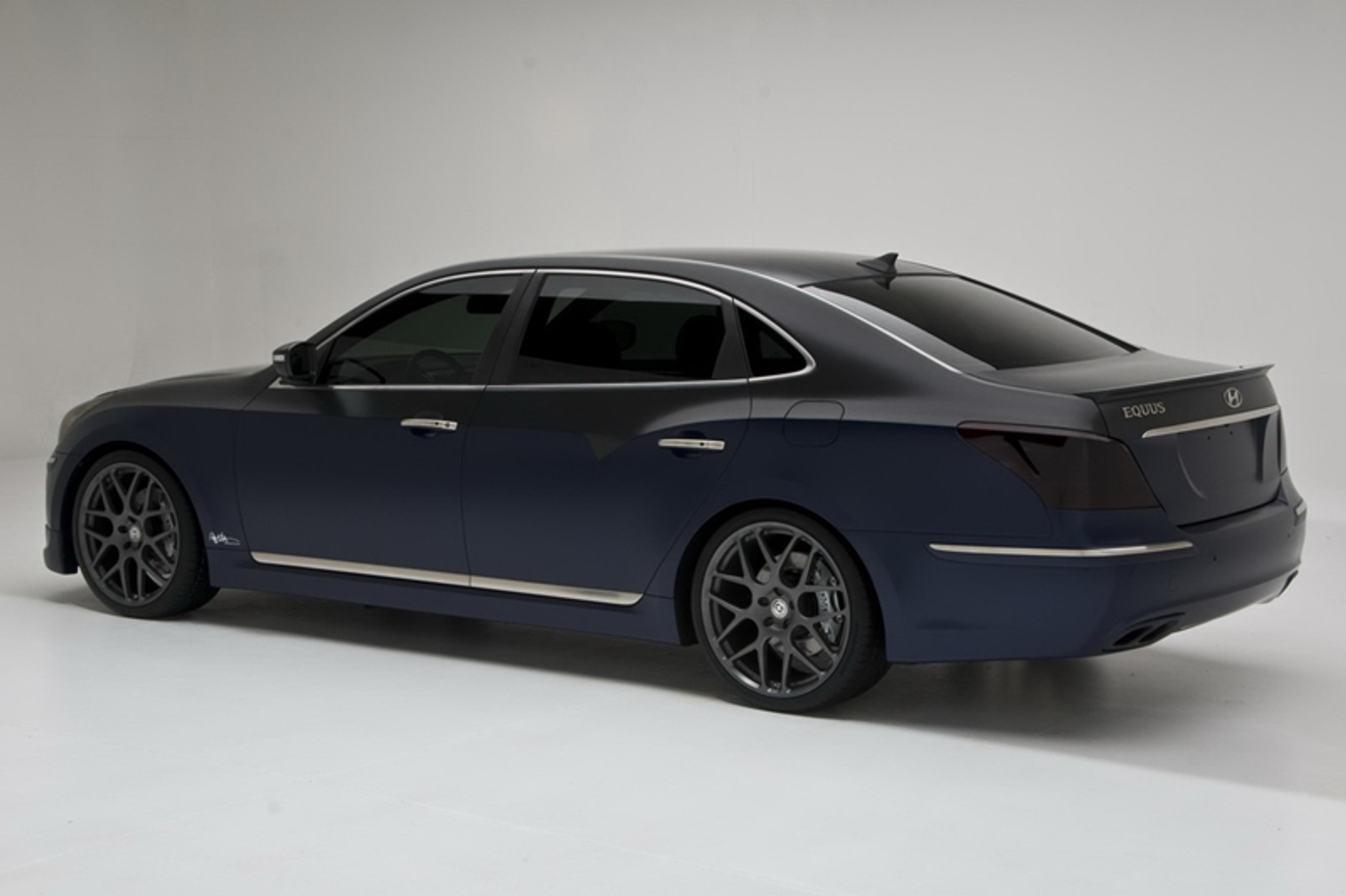 Hyundai Equus w wersji „Zjedź mi z drogi, złamasie!”