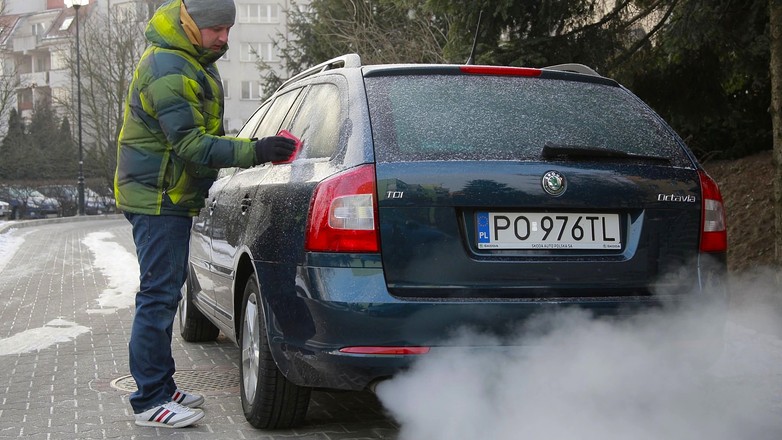 Odpalanie samochodu w zimie