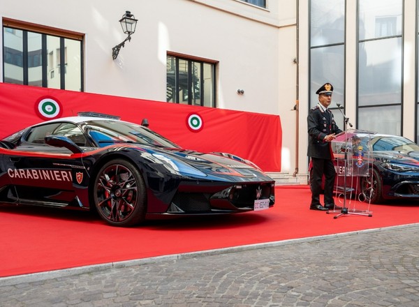 Karabinierzy pokazali dwa wyjątkowe radiowozy. Maserati jeszcze nie mieli