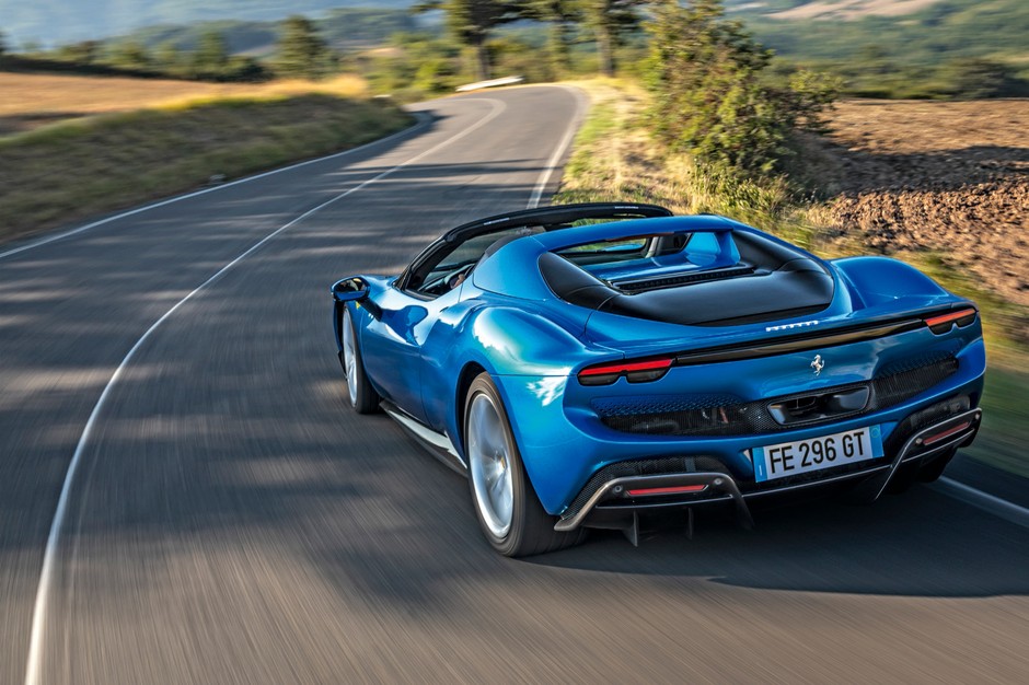 Imponujący tył Ferrari 296 GTS emanuje siłą i zachwyca stylem