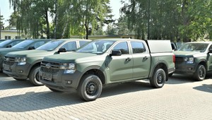 Polscy żołnierze odbierają kluczyki do Fordów Rangerów i jadą pomagać powodzianom