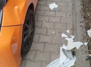 Wyrzucił telewizor przez okno. Spadł na zaparkowany samochód