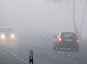 Na jakich światłach jeździmy we mgle?