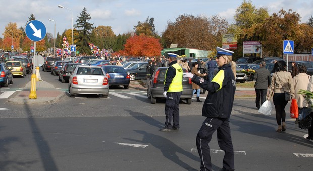 Jak czytać gesty policjantów kierujących ruchem?