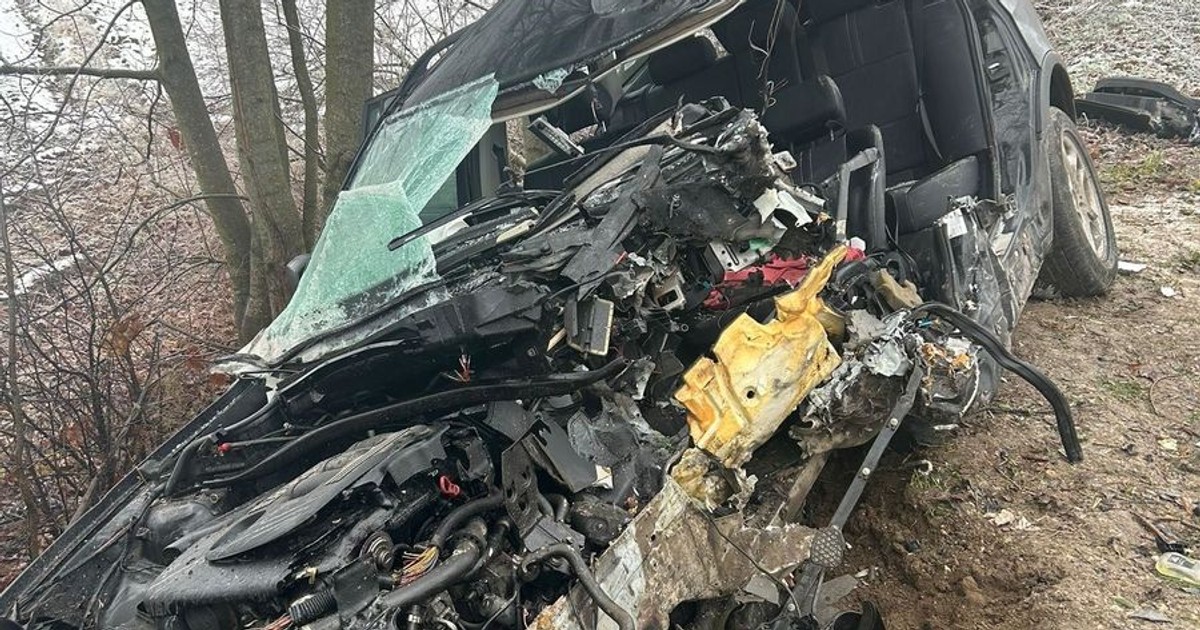 Przerażający wypadek w Rożkach Kolonii. Kierowca BMW uderzył w drzewo