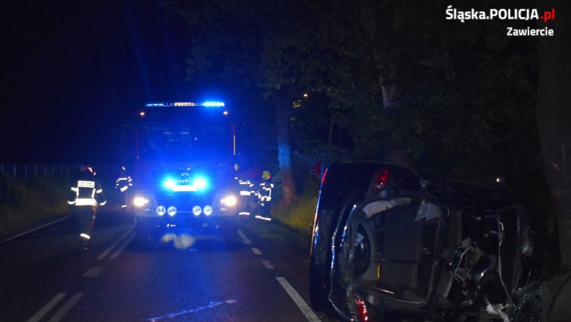 Opel "dachował" w Biskupicach. Pasażerowie zostali uwięzieni