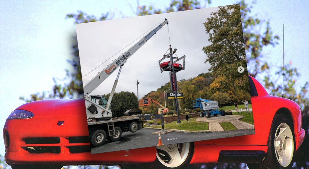 Fabrycznie nowy Dodge Viper przestał na słupie 28 lat jako reklama