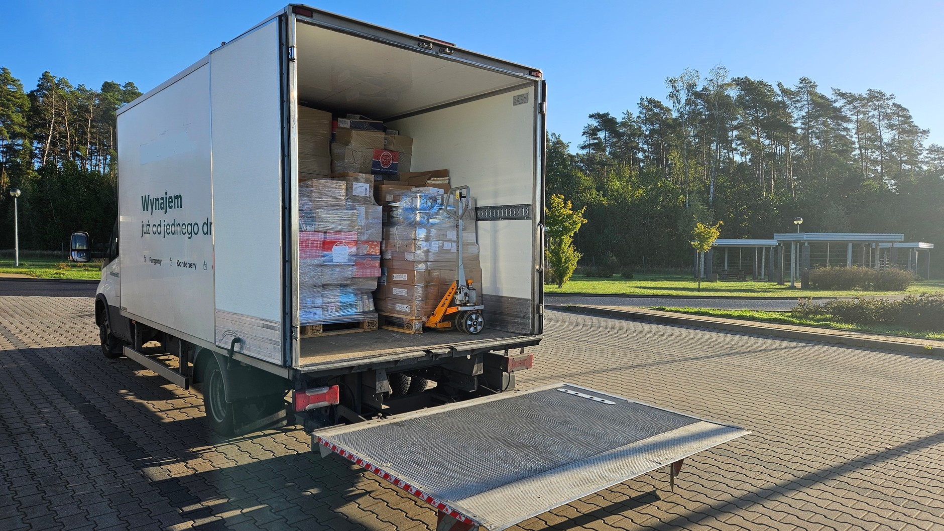 Ten dostawczak przewoził artykuły spożywcze. Wraz z ładunkiem ważył 7,2 t, powinien ważyć nie więcej niż 3,5 t