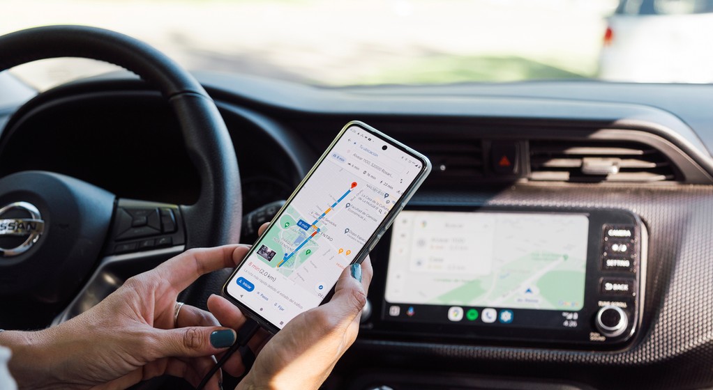 Za nieprawidłowe korzystania z telefonu podczas jazdy autem grożą kary finansowe oraz punkty karne.