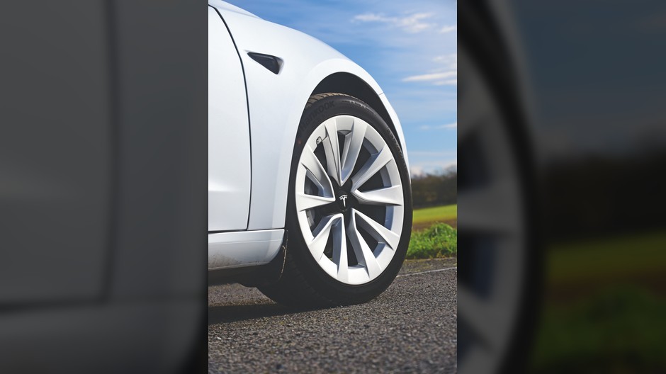 Ford Mustang Mach-E kontra Tesla Model 3