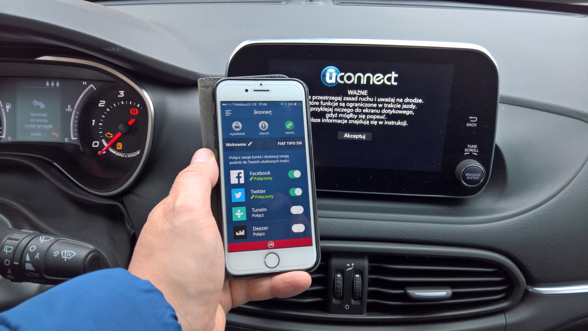 Fiat Uconnect Nav. W aplikacji aktywujemy opcje