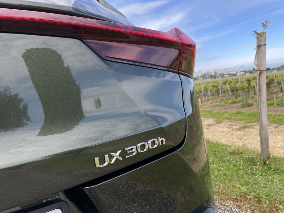 Nowe emblemat na Lexusie UX oznacza udoskonalony układ hybrydowy
