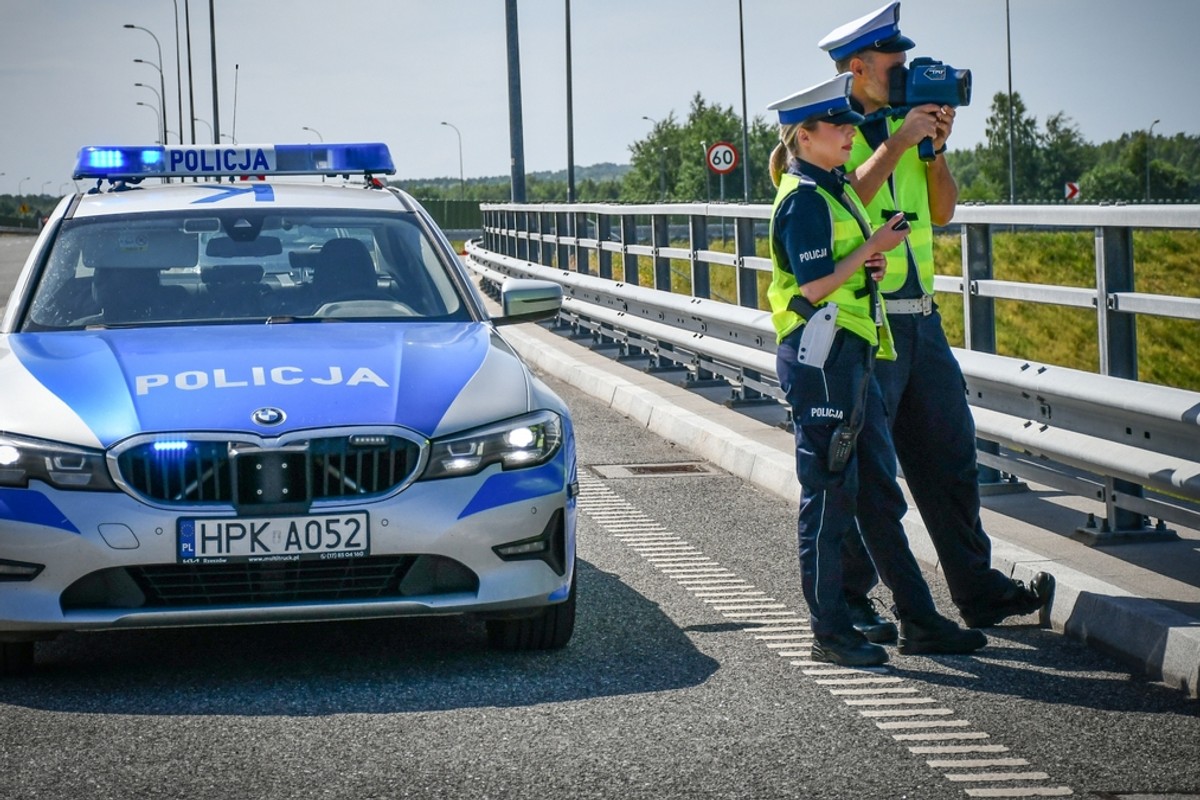 Policja wlepia mandaty za dekoncentrację. Solidne 500 zł i 12 pkt za jeden ruch ręką