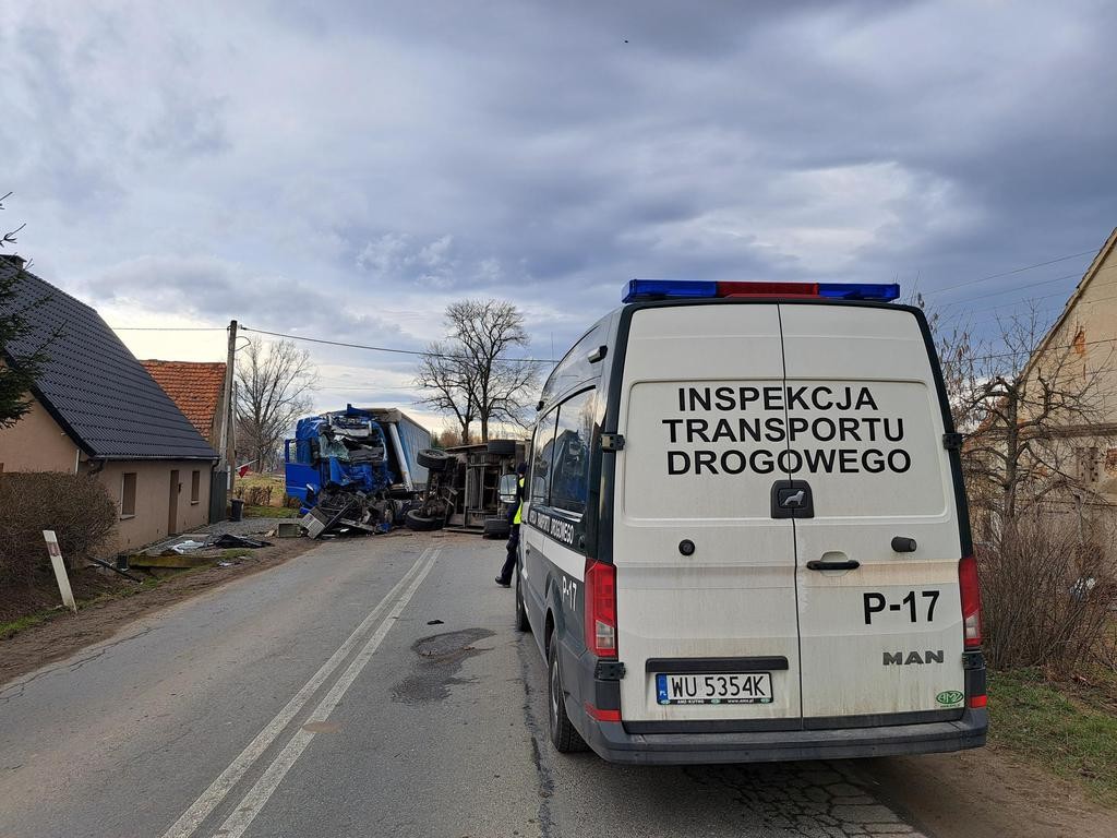 ITD. Groźny wypadek z udziałem dwóch ciężarówek na DW 382