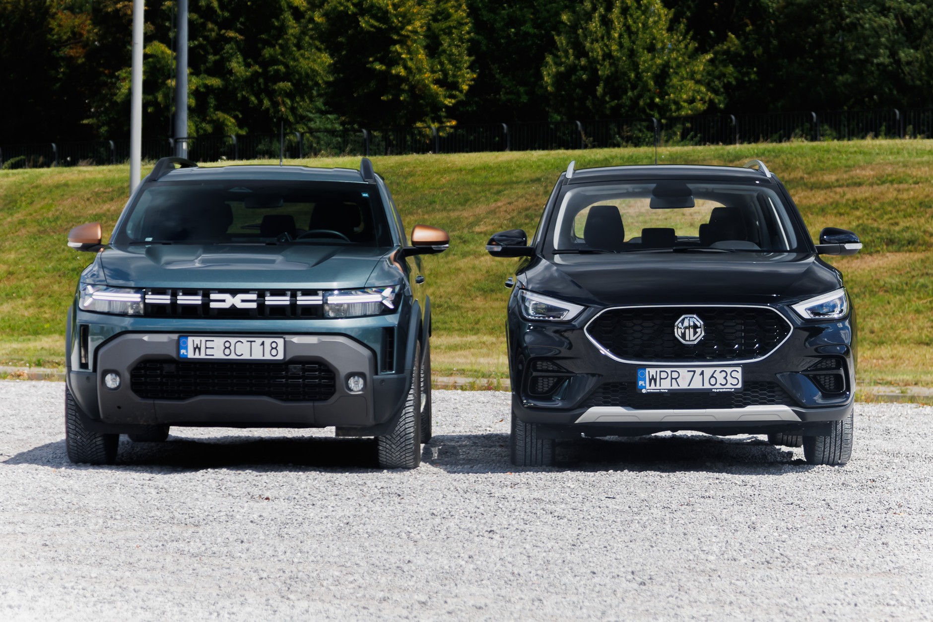 Dacia Duster kontra MG ZS. Porównanie dwóch budżetowych samochodów