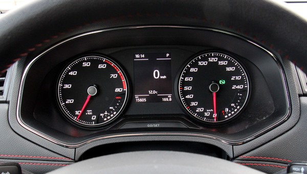 Jechały ponad 100 km/h w mieście, jedna z nich pochwaliła się tym w sieci