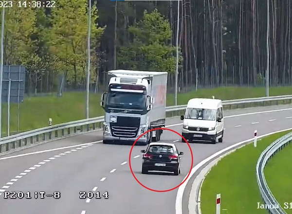 Dostrzegł ją operator kamer monitoringu. Zachowanie kierującej szokuje [WIDEO]