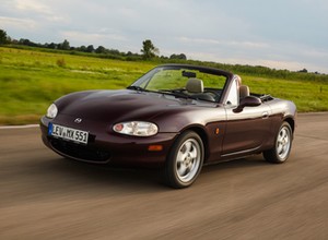 Kultowa scena z "Szybkich i wściekłych" z Mazdą MX-5 w roli głównej