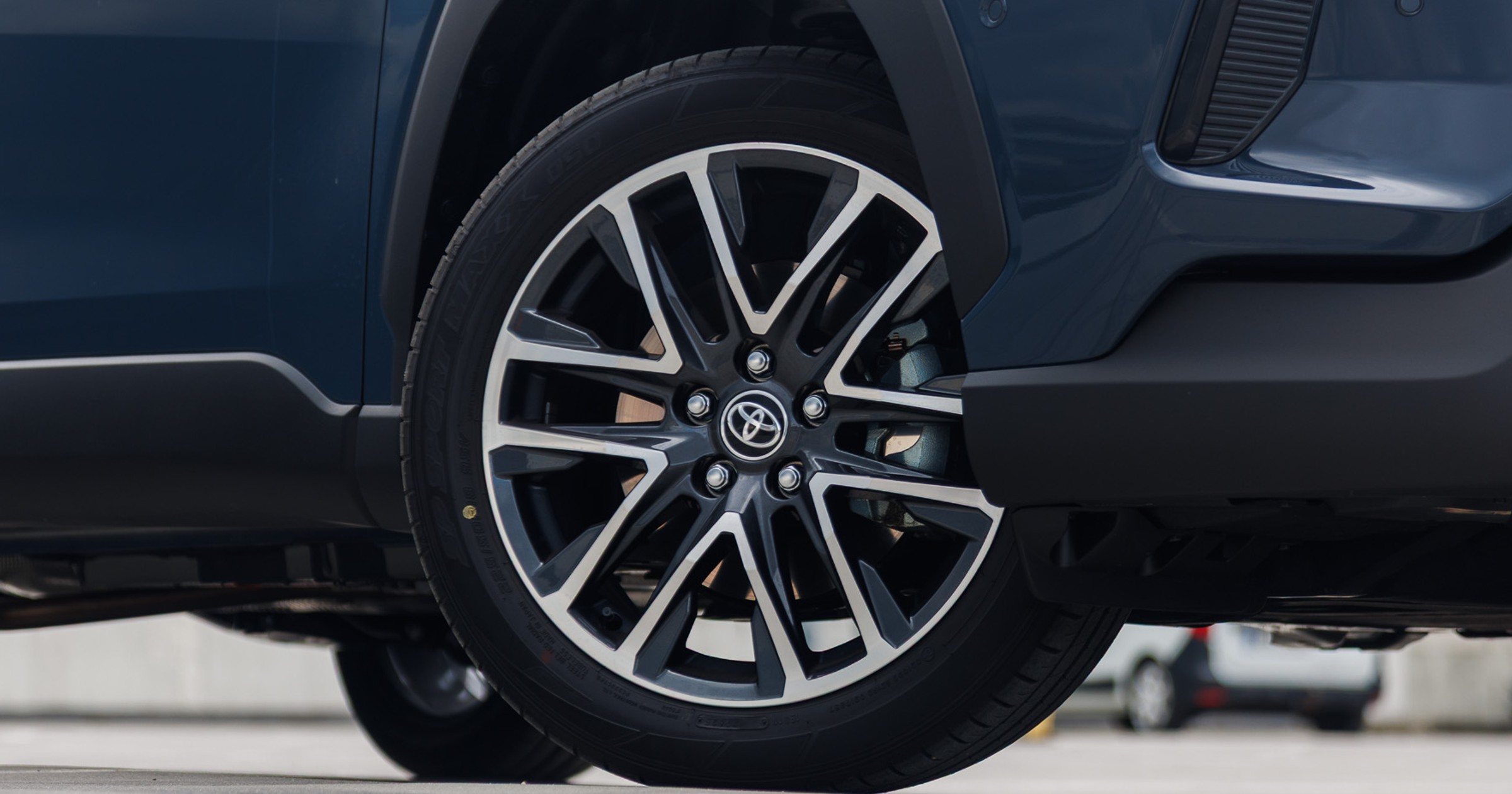 Toyota Corolla Cross ma pięć śrub. Czemu nie cztery?