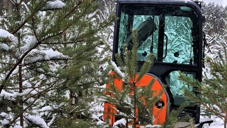 W lesie tkwiła minikoparka. Okazało się, że maszyna została skradziona